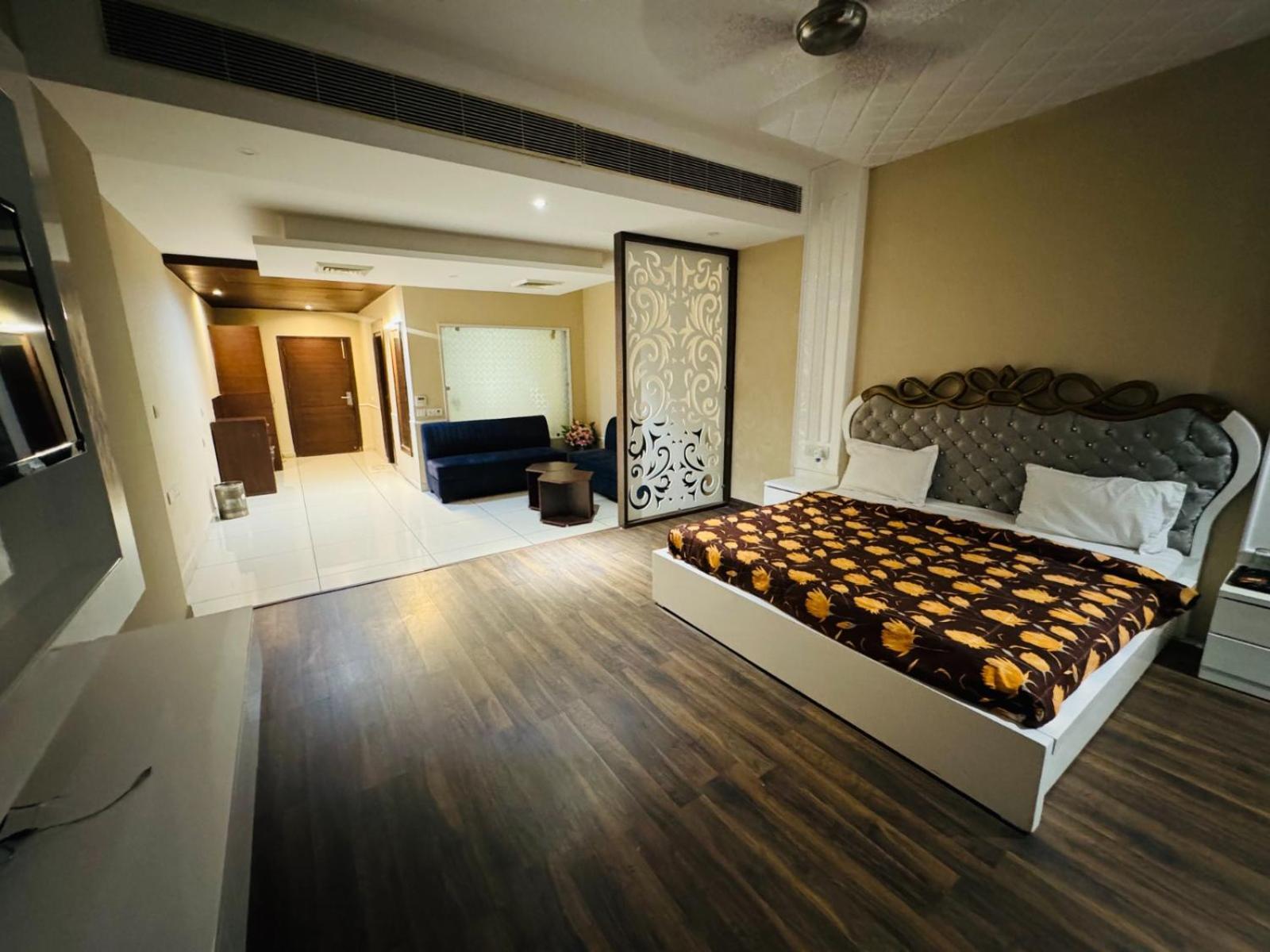 The Pearl Hotel Sirsa Exterior foto