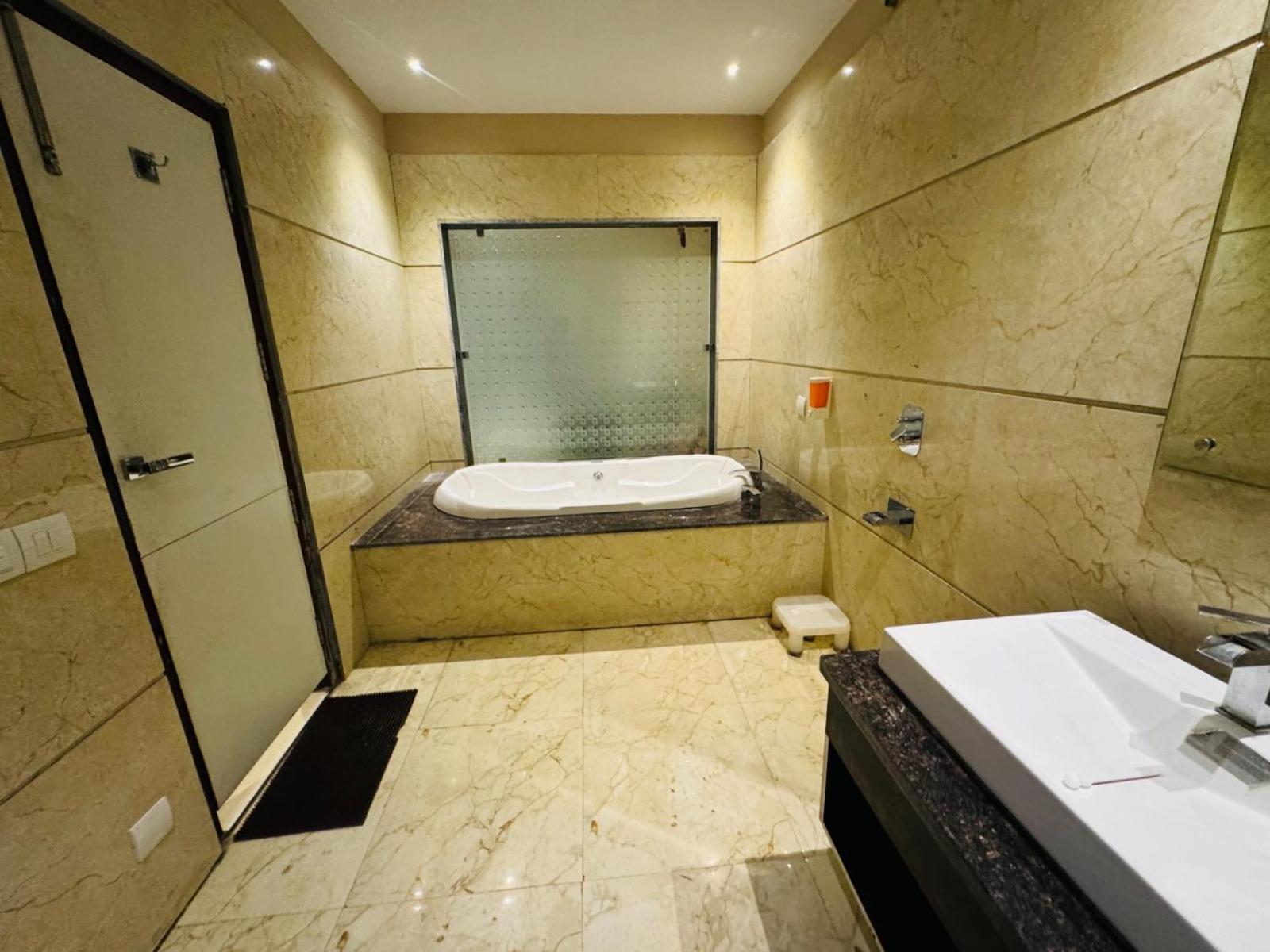 The Pearl Hotel Sirsa Exterior foto